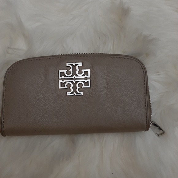 Tory Burch Handbags - Tory Burch full zip wallet